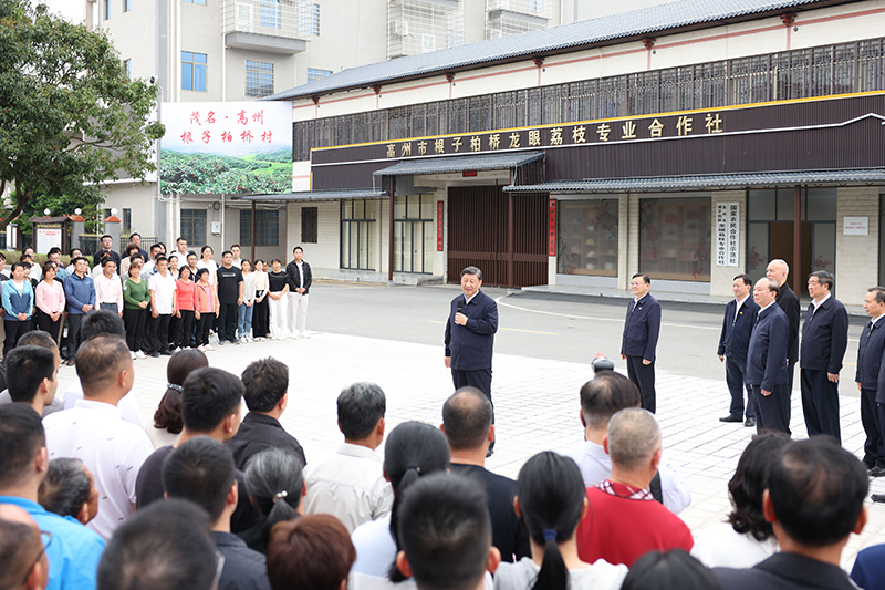 4月10日至13日，中共中央總書記、國家主席、中央軍委主席習近平在廣東考察。這是11日下午，習近平在茂名高州市根子鎮(zhèn)柏橋村同村民親切交流。