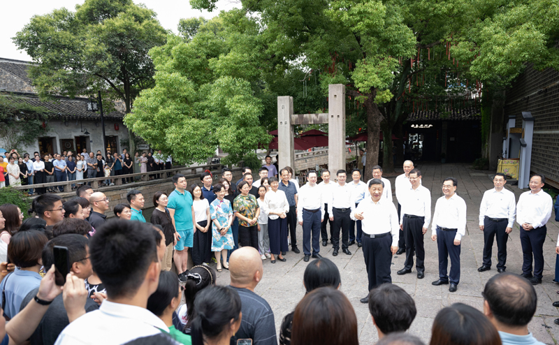 7月5日至7日，中共中央總書記、國家主席、中央軍委主席習近平在江蘇考察。這是6日上午，習近平在蘇州平江歷史文化街區(qū)，同當?shù)鼐用窈陀慰陀H切交流。